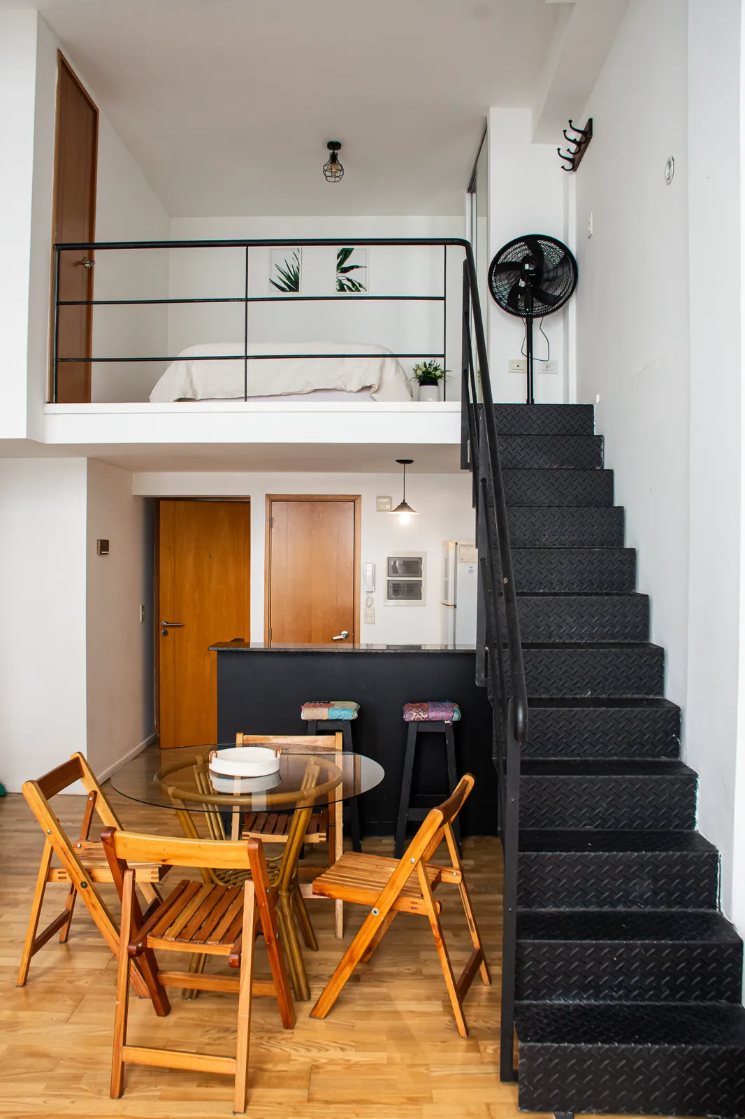 Escalera interna y doble altura que conectan los dos niveles del dúplex
