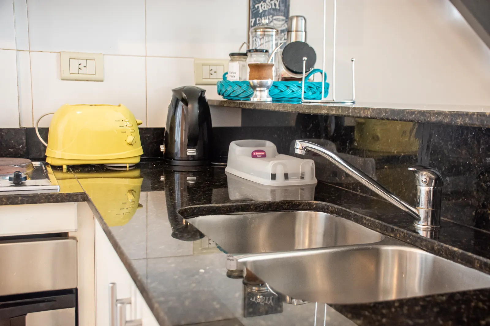 Mesada de la cocina integrada al ambiente principal
