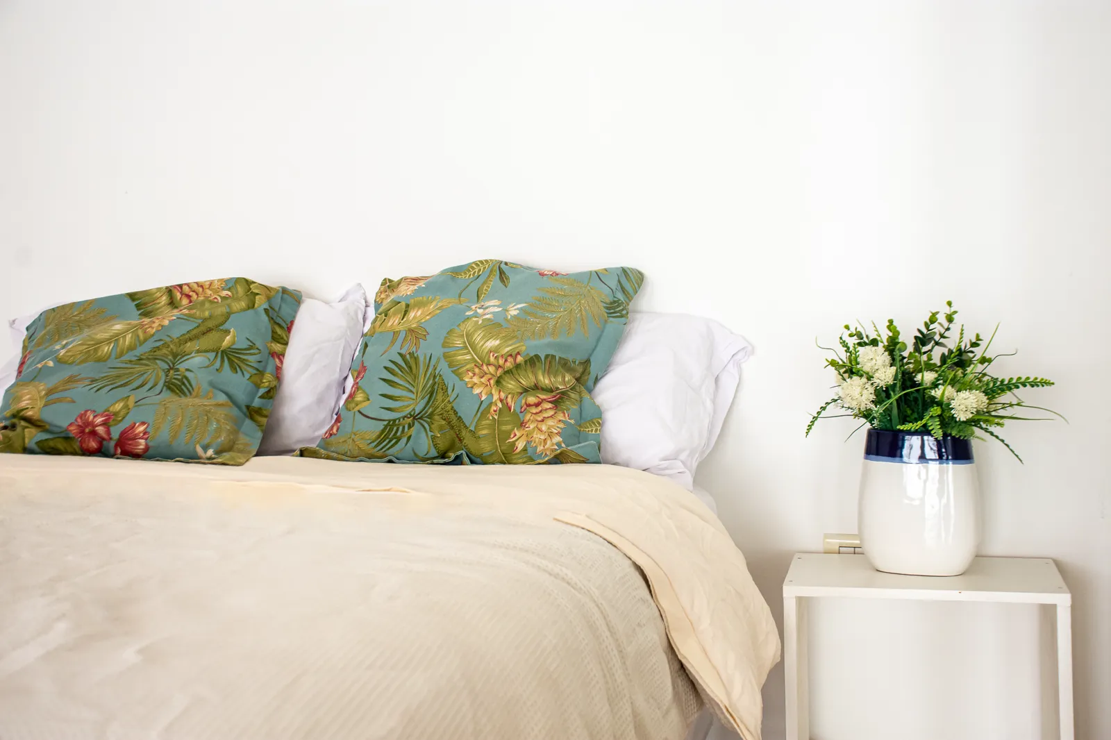 Dormitorio principal luminoso con ropa de cama clara