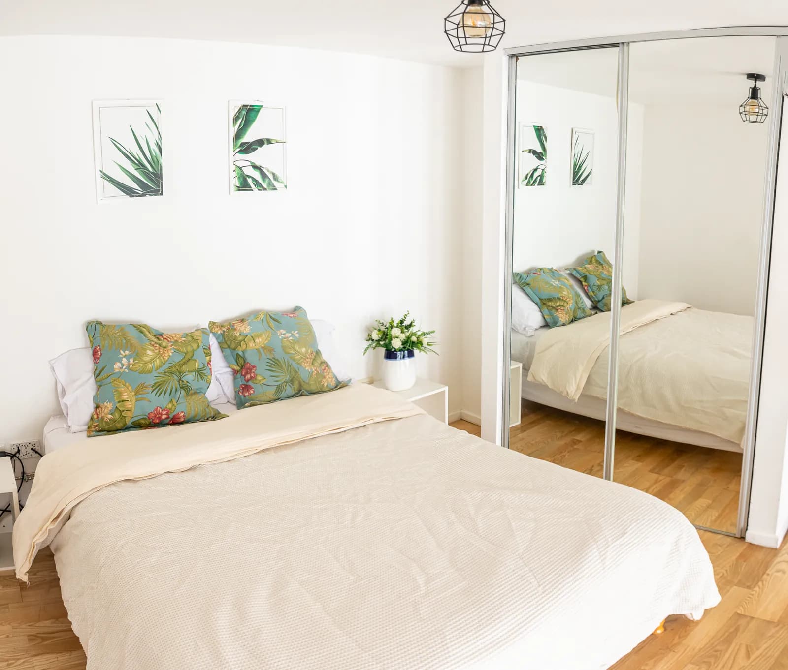Dormitorio con placard de puertas espejadas