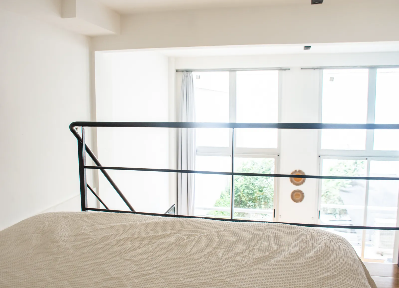 Entrepiso con cama individual y vista a los ventanales